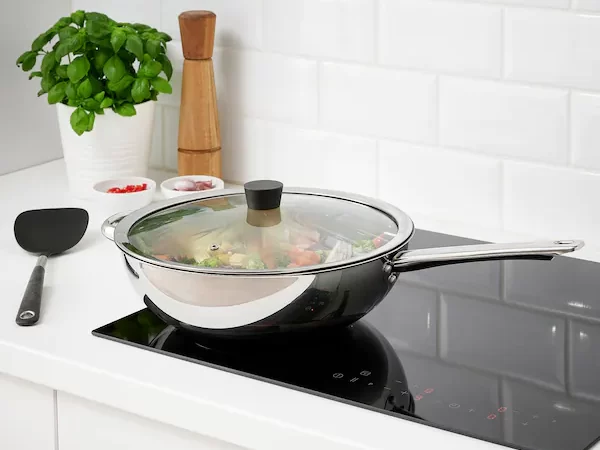 Comment nettoyer votre poêle en verre : conseils et astuces